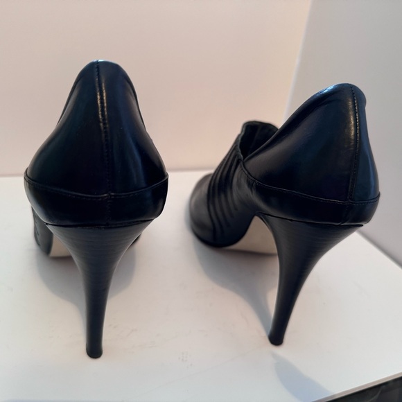 Beautiful 4’ leather heel by Guess - Picture 5 of 8